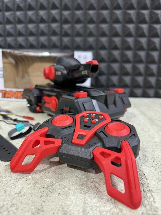 Танк на радиоуправлении с пультом и браслетом