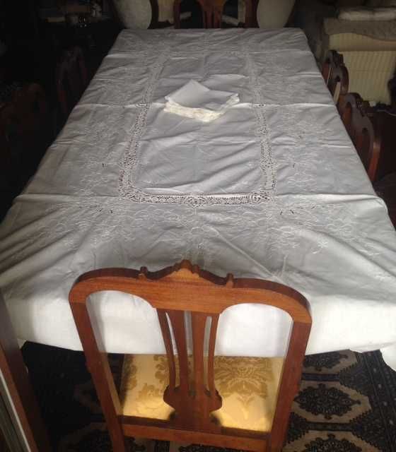 Magnífica toalha em linho, rectangular, com bordado e renda.