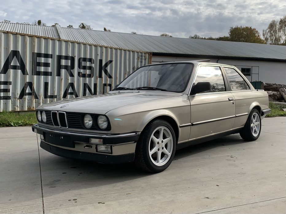 BMW 320i coupe wąska lampa brązowe wnetrze dekory drewniane