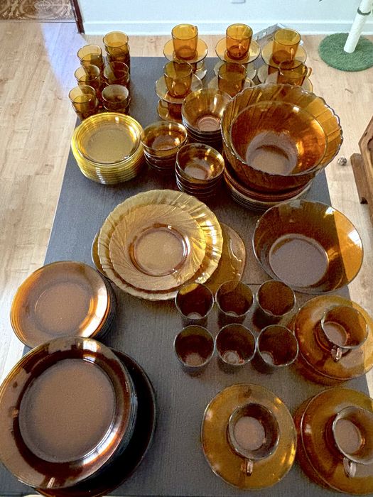 +120 peças originais em vidro âmbar, todas com marca gravada.