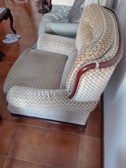 Dois Sofás Individuais, + Um de Três Lugares c/Cama (Baixa Preço)