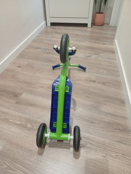 Trotinete infantil de três rodas