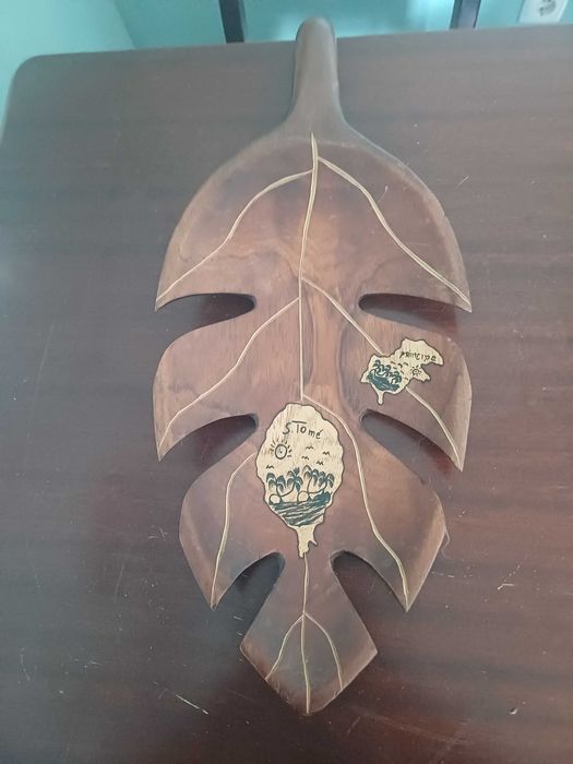Escultura Africana em Forma de Planta