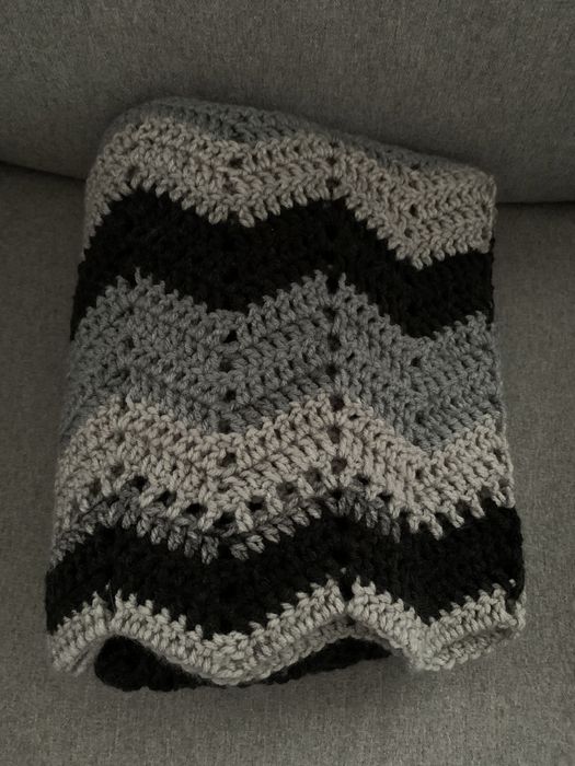Koc rękodzieło na szydełku mięciutki i bardzo przyjemny