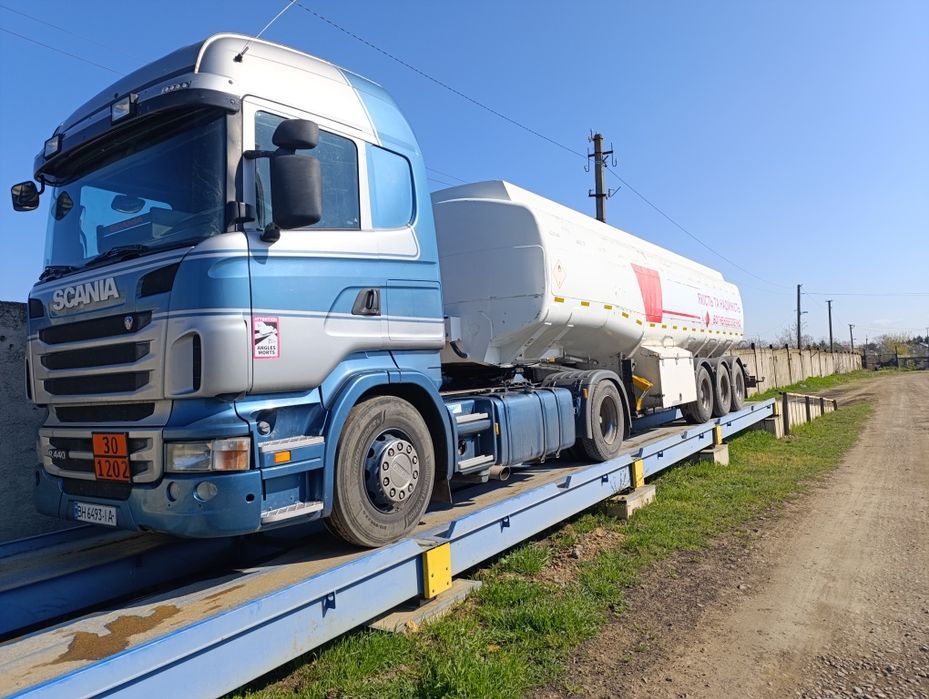 Тягач з напівпричіпом бензовоз
