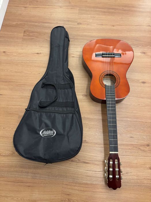 Viola criança com capa