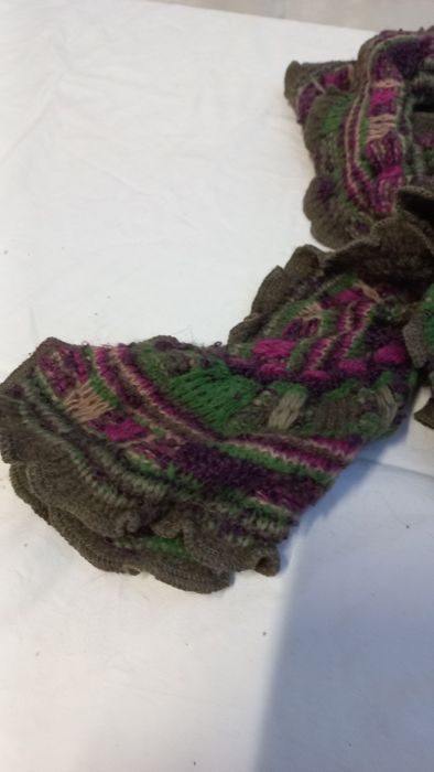 Cachecol unisexo malha com elástico a fazer folho tons verde e rosa