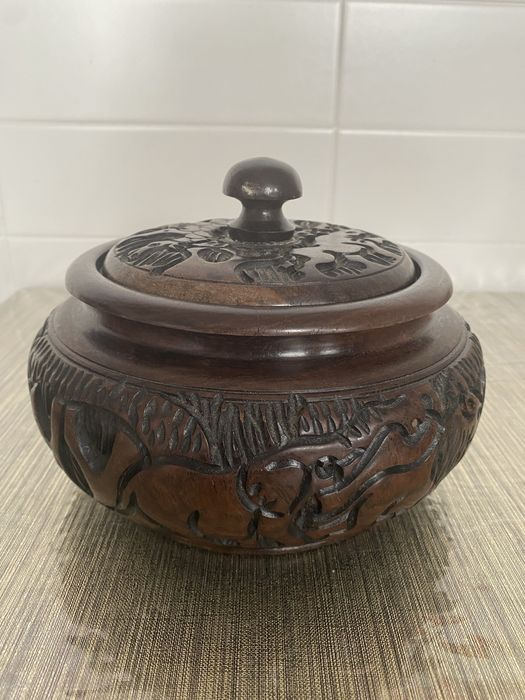 Madeira africana esculpida à mão vintage