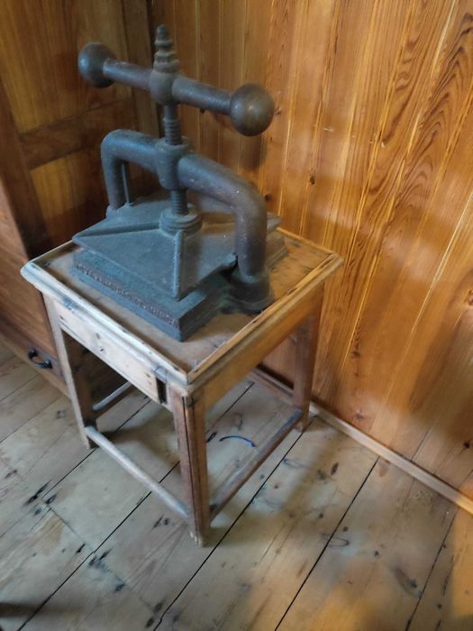 Antiga Prensa de Encadernação em Ferro Fundido com Mesa Original – Decoração Industrial