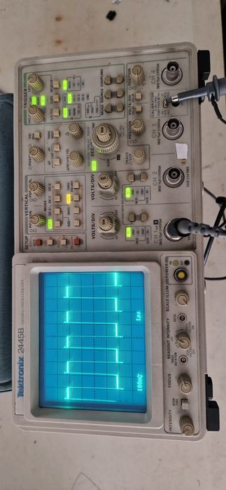 Osciloscópio Tektronix 2445B 150MHz