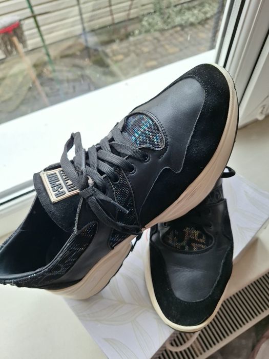 Жіночі кросівки.