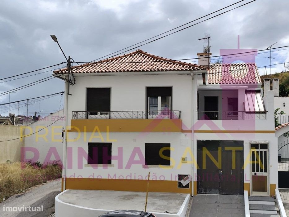 Moradia bi familiar T4 renovada em Santarém com garagem.
