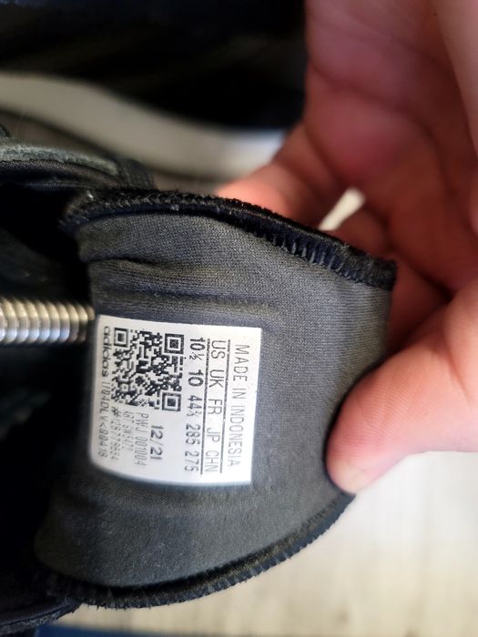 Продам фірмові кросівки Adidas Retropy F2