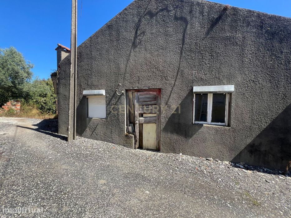 Ruína e terreno para venda na zona de Pocariça, Leiria — Maceira, Leiria