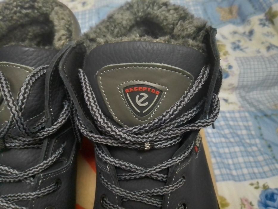 Продаю совершенно новые ботинки ECCO