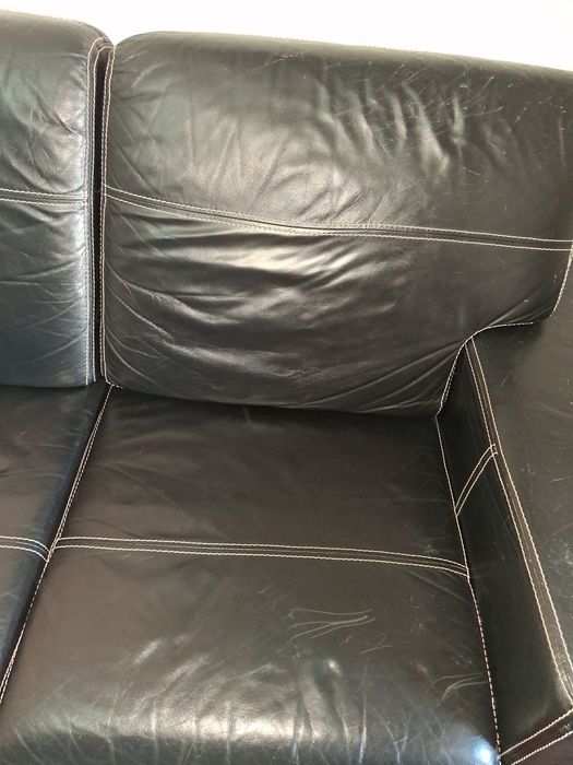 Sofá preto em pele
