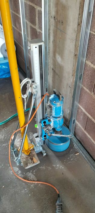 Carotes e cortes em paredes e placas de betão e em pedra