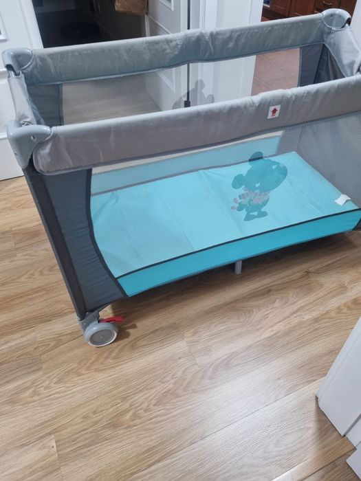 Vendo cadeira de bebê mais cama de viagem.