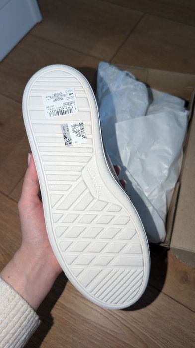Продам нові жіночі кросівки Clarks