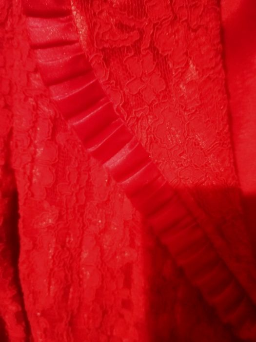 Czerwony koronkowy żakiet