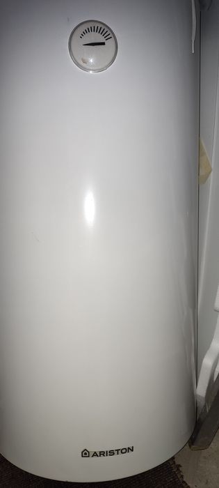 Водонагрівач Арістон.