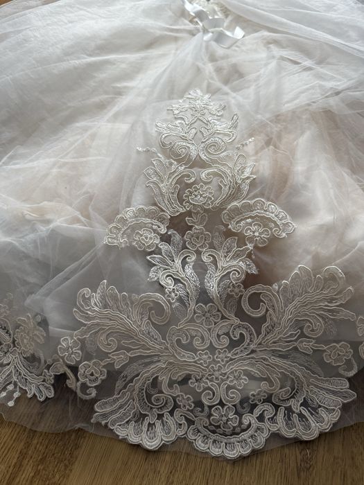 Tiulowa suknia ślubna na długi rękaw