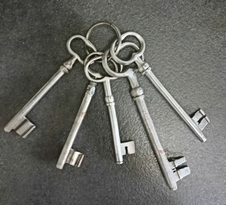 Stare Antyk  okucia okienne, klamki, zawiasy, klucze, mos