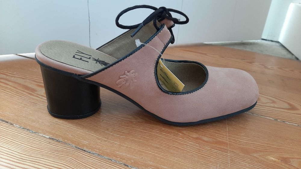 Sapatos abertos Fly London novos