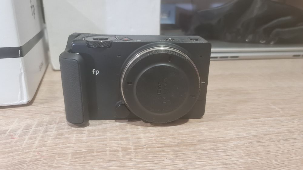 Sigma fp com 2 baterias + handgrip + hot shoe flash