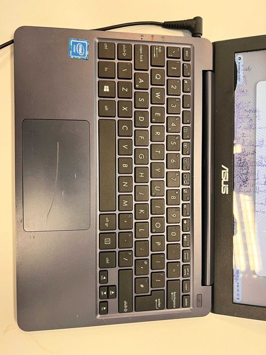 ASUS E203M Chromebook