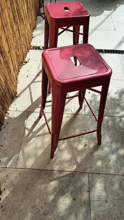 2 Bancos em ferro vermelho escuro