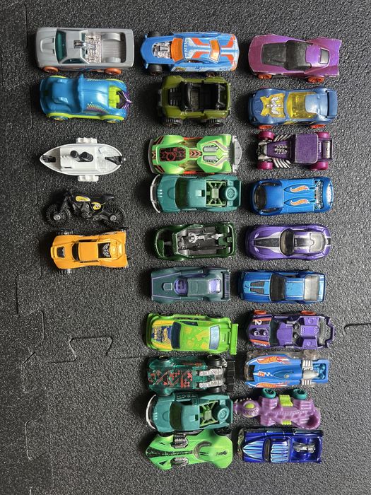 Zestaw 25 autek Hot Wheels