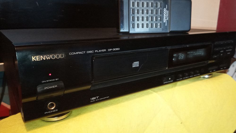 Leitor de Cd's kenwood com comando.