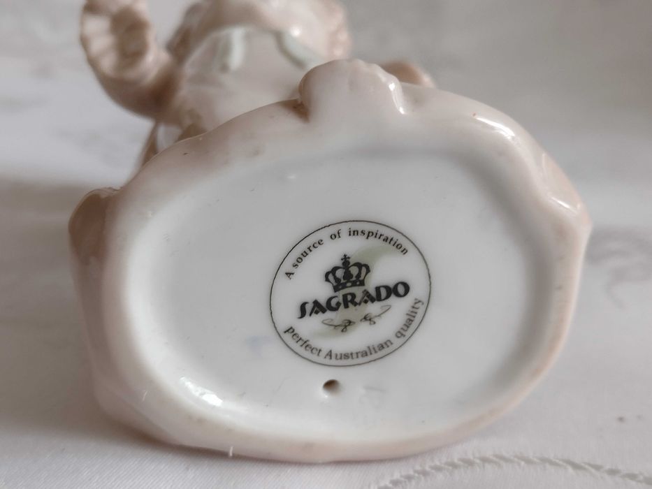 Aniołek porcelana sygnowany