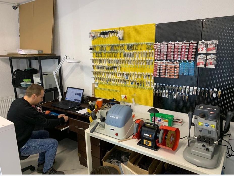 Dorabianie kluczy samochodowych, awaryjne otwieranie samochodów.