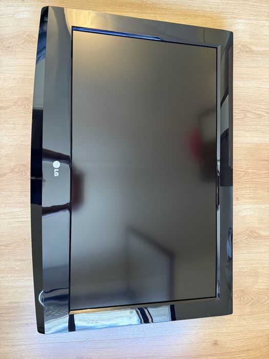 Tv LG 32” preta.