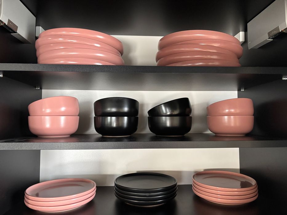 Zastawa czarno-różowa komplet