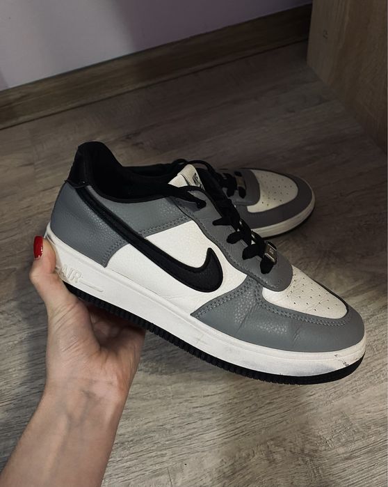 Продам кросівки Nike у 40 розмірі ( підійдуть й на 39 )