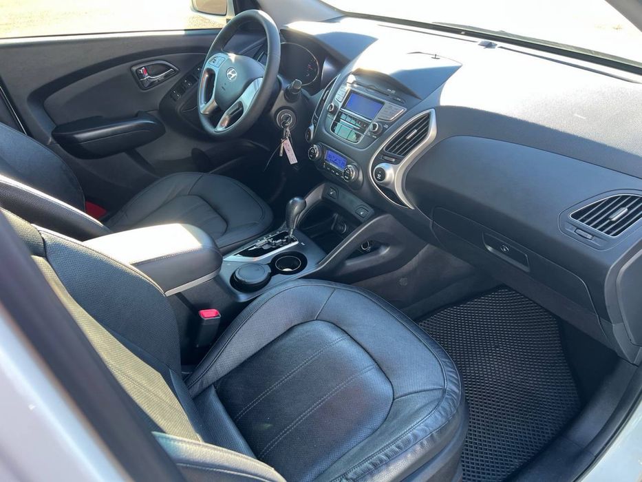 В продажу Hyundai Tucson/IX35 2 літра дизель передній привід із Кореї