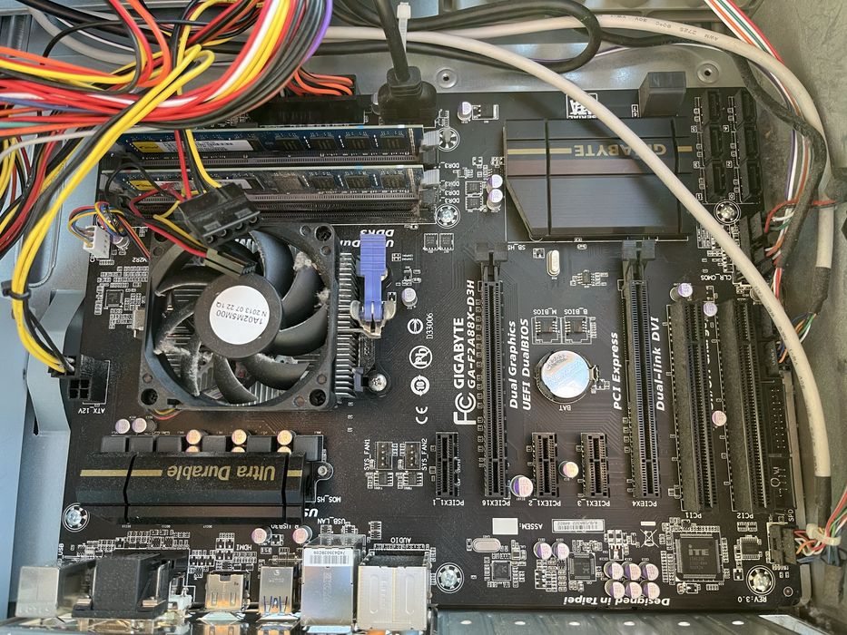 Komputer AMD A6 5400K Gigabyte GA-F2A88X-D3H 8GB Ram obudowa zasilacz