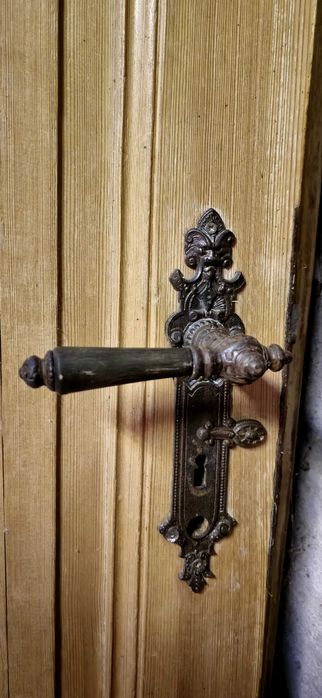 Zabytkowe kute klamki 3 szt. + 3 kpl. Zawiasów