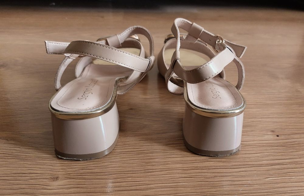 Beżowe sandałki na słupku