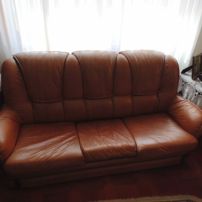 Sofá cama em pele.