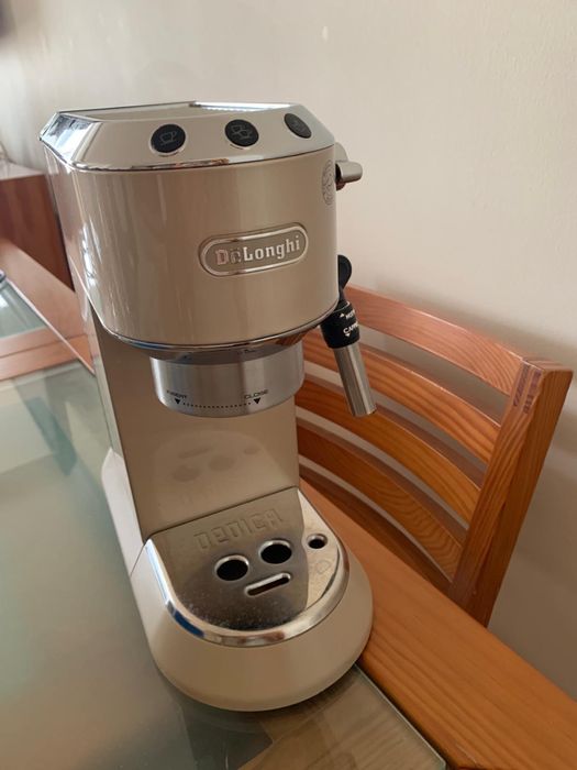 Máquina de café DeLonghi Dedica Metallics + acessórios da marca