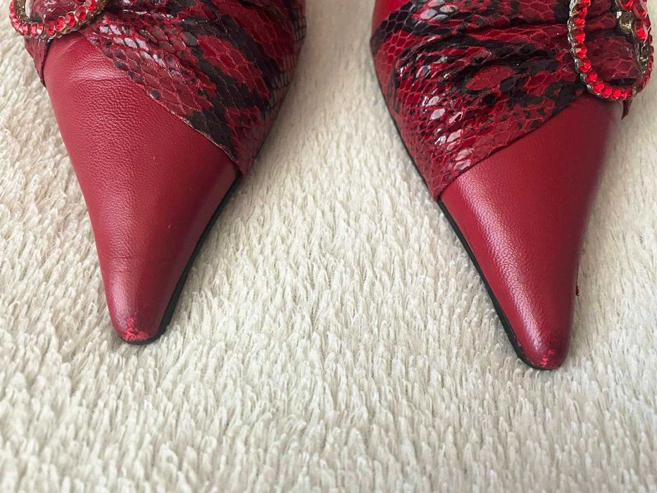 Жіночі босоніжки з довгим ніском на каблуку (віддам безкоштовно)