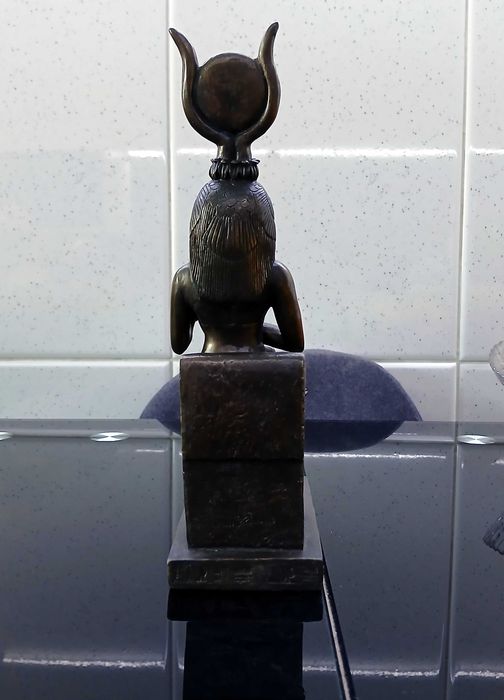 Artesanato Egípcio: Estatueta da deusa Ísis a amamentar Hórus bebé