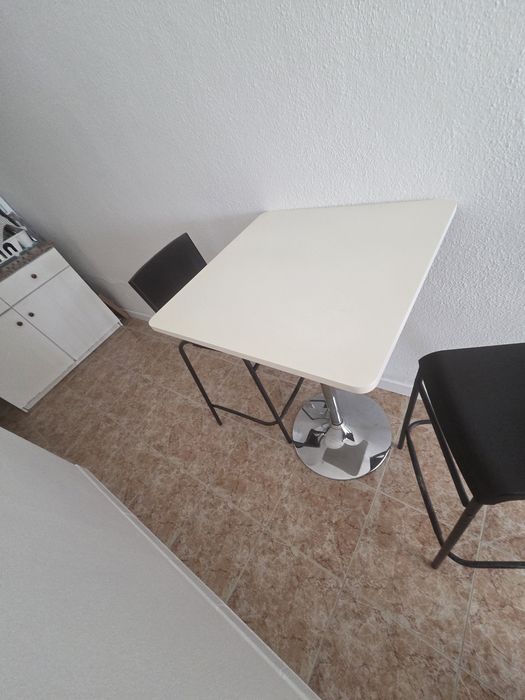 Mesa branca alta tipo bar  com 2 cadeiras altas