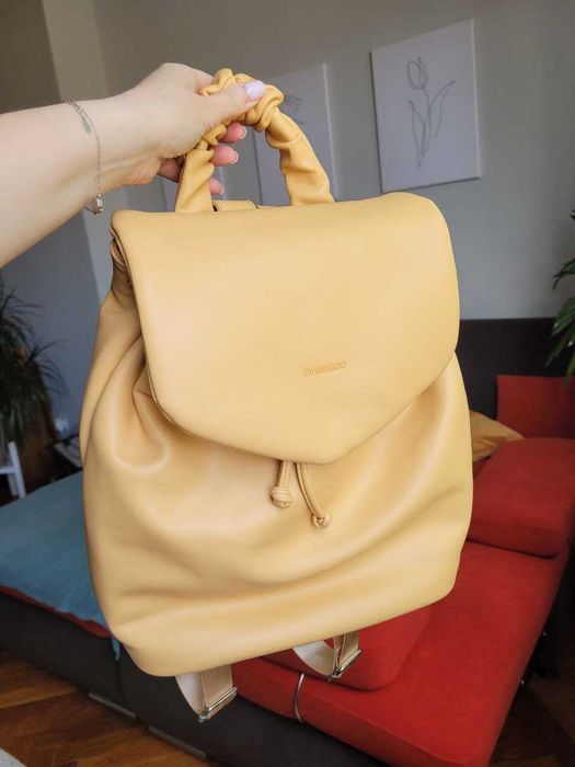 Стильний міський рюкзак актуального кольору вершкове масло