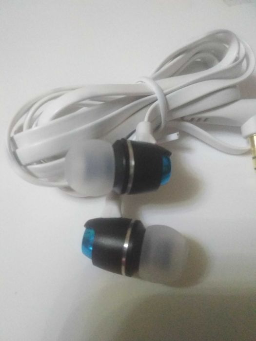 Фирменные наушники