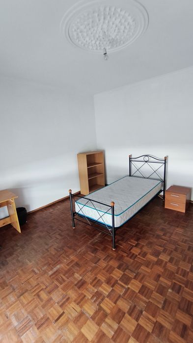 Quarto com varanda próximo da ESTGV